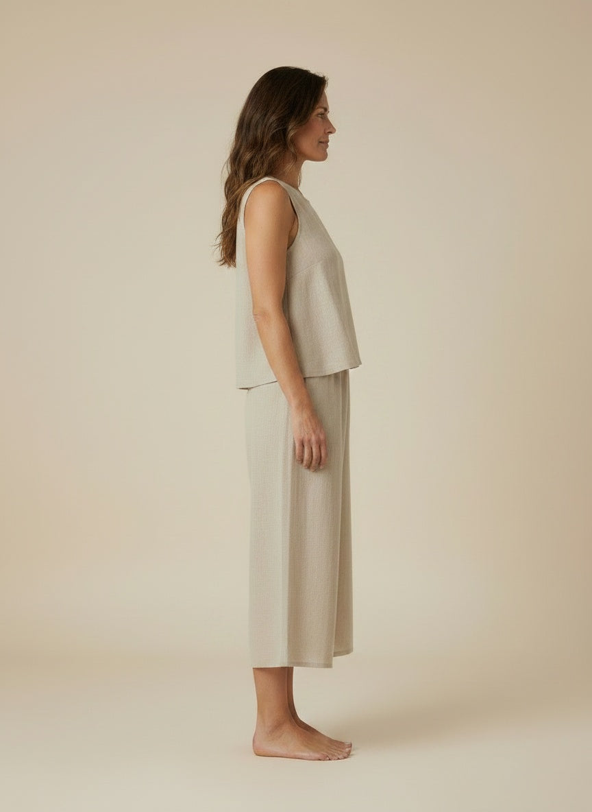 Side profile of the model wearing Zomerse twee-delige set met mouwloze top en broek voor dames