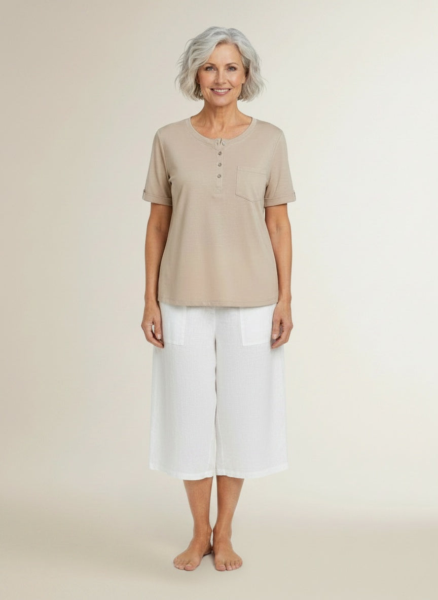 Full body view of the model wearing T-shirt met korte mouwen voor dames – zacht katoen en veelzijdig