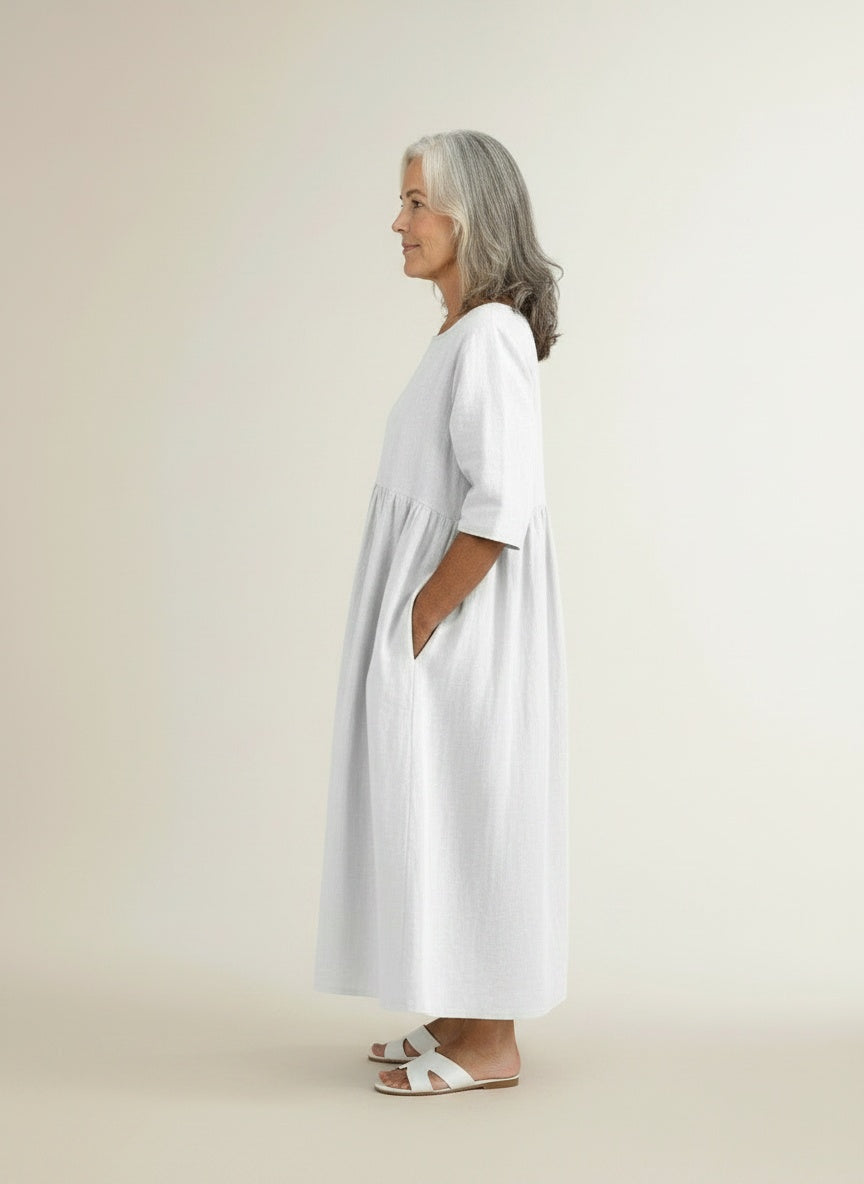 Side profile of the model wearing Zomerse midi-jurk met casual snit voor dames