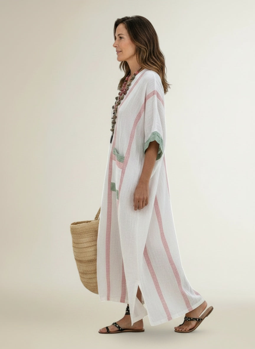 Side profile of the model wearing Maxi zomerjurk met zakken voor dames – luchtig en bohemien