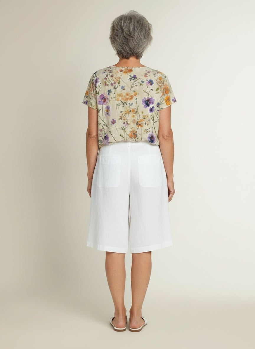 Back pose of the model wearing T-shirt met bloemenprint en ronde hals voor dames – rayon stretch