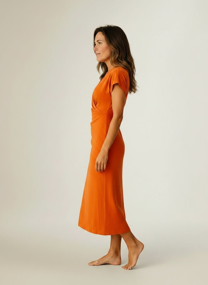 Side profile of the model wearing Midi-jurk met gekruiste V-hals en split voor dames – chic en verfijnd