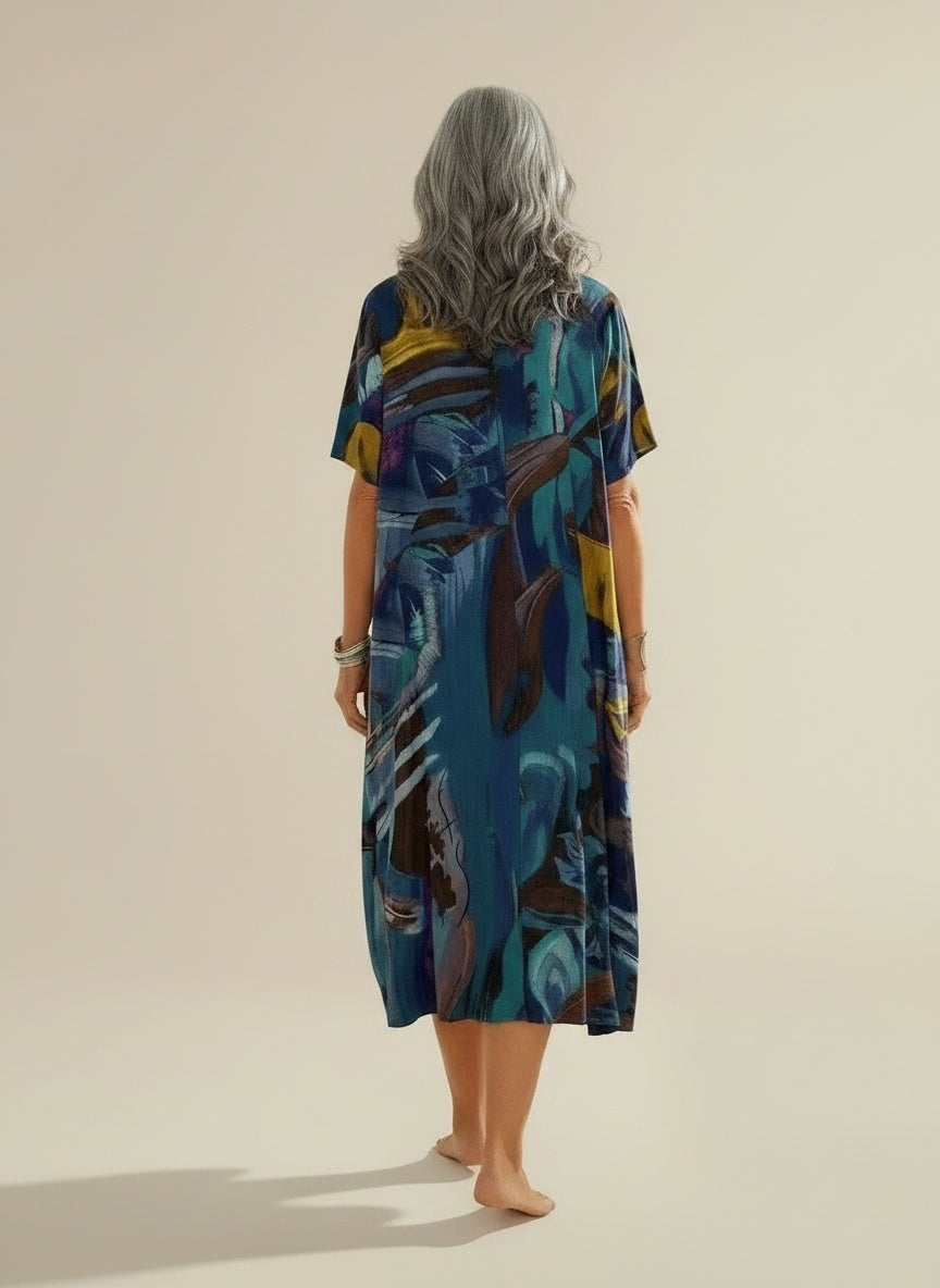 Back pose of the model wearing Zomerjurk met ruime snit voor dames – luchtig en veelzijdig