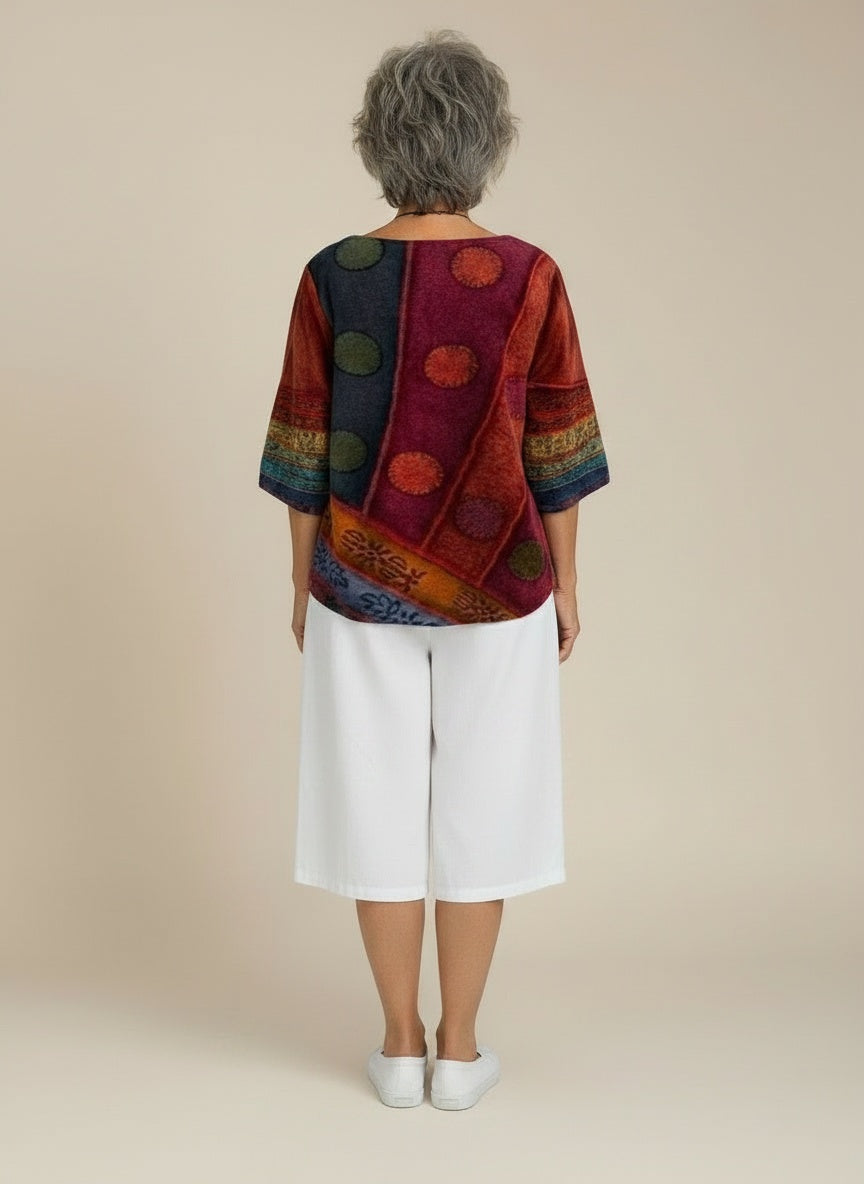 Back pose of the model wearing T-shirt met vintage print voor dames – zacht en veelzijdig