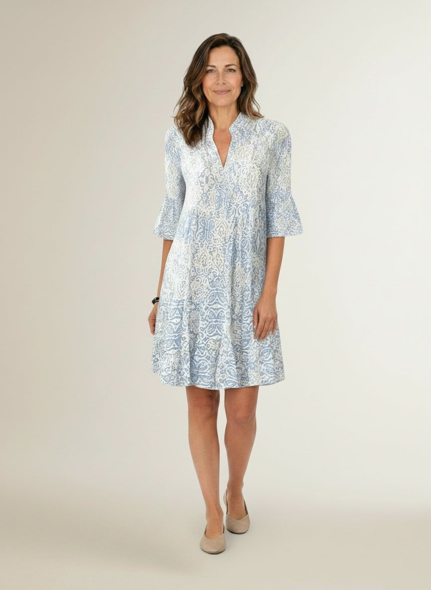 Full body view of the model wearing Mini jurk met driekwartmouwen en print voor dames