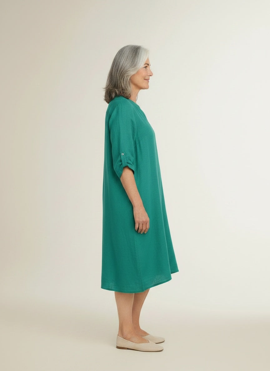 Side profile of the model wearing Midi-jurk voor dames met V-hals en driekwartmouwen