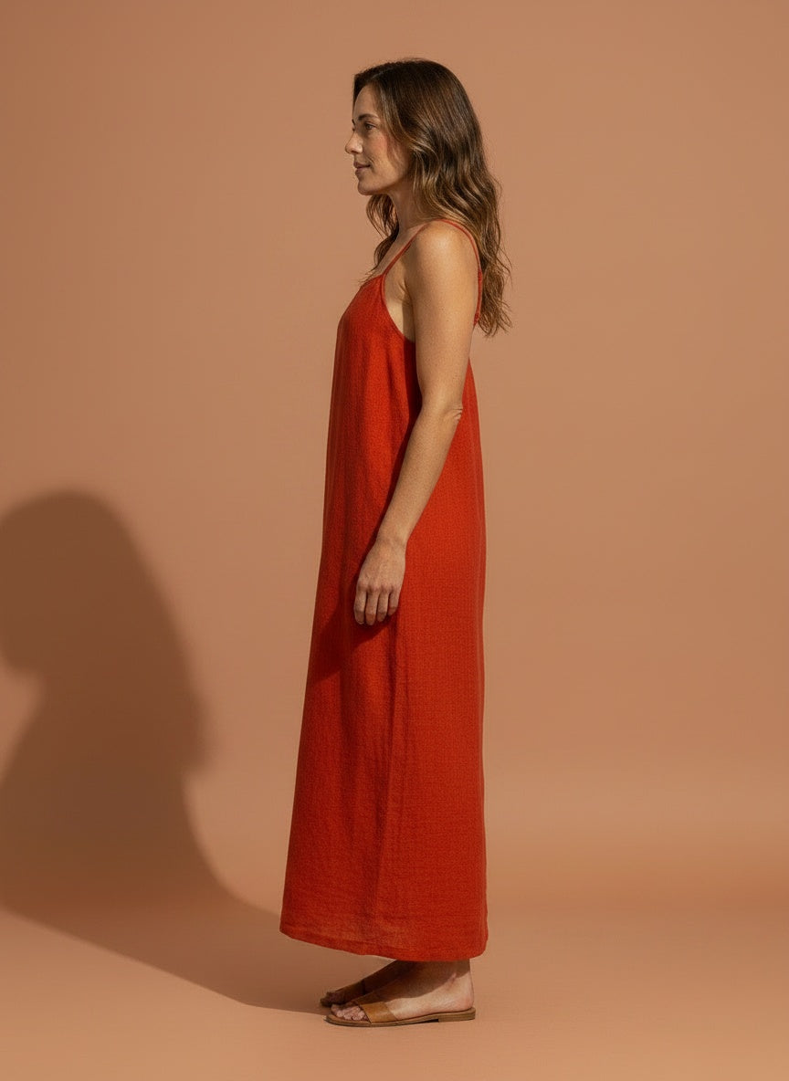 Side profile of the model wearing Maxijurk met vierkante hals en fijne bandjes voor dames – katoen in bohemian stijl