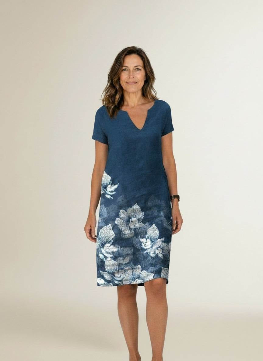 Full body view of the model wearing Mini-jurk met bloemenprint en korte mouwen voor dames – zomers en licht