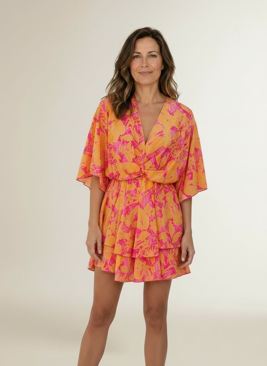 Full body view of the model wearing Korte boheemse jurk voor dames – vrij en comfortabel