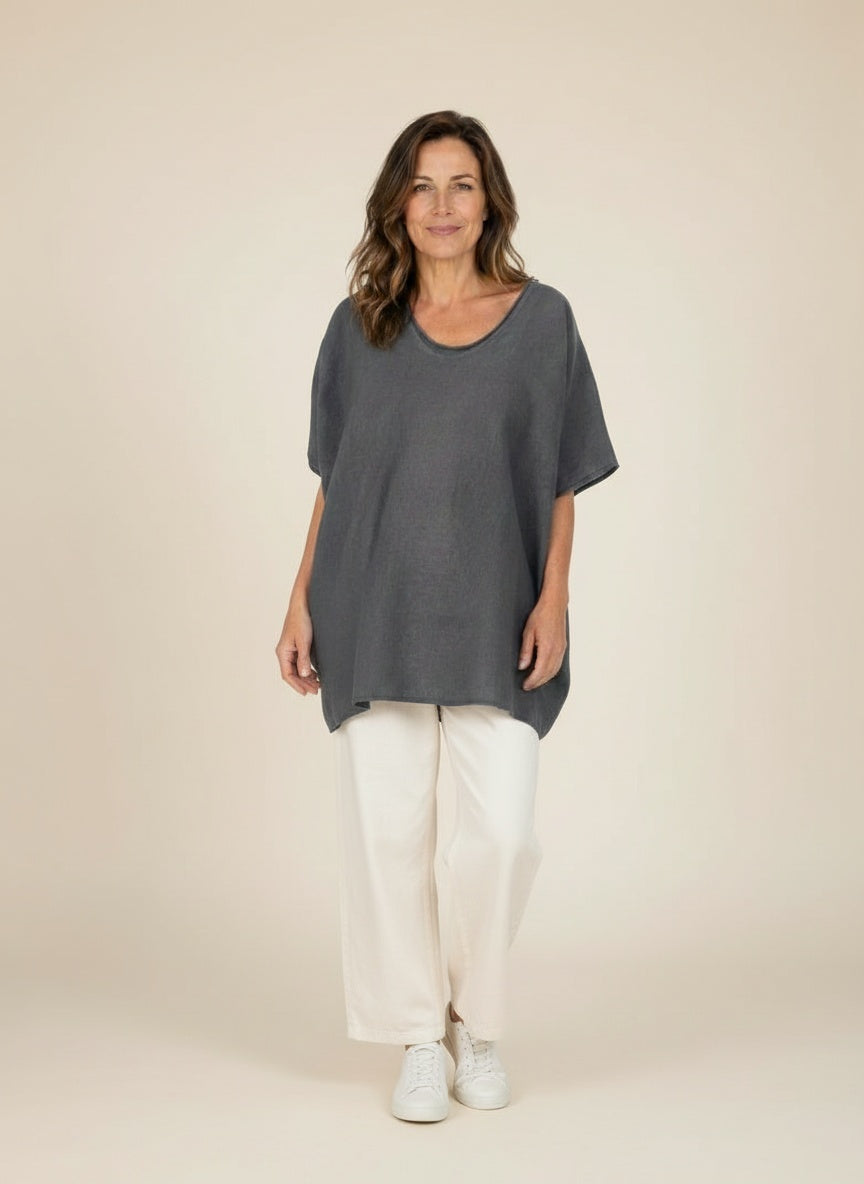 Full body view of the model wearing Blouse met ruime snit en korte mouwen voor dames – tijdloos