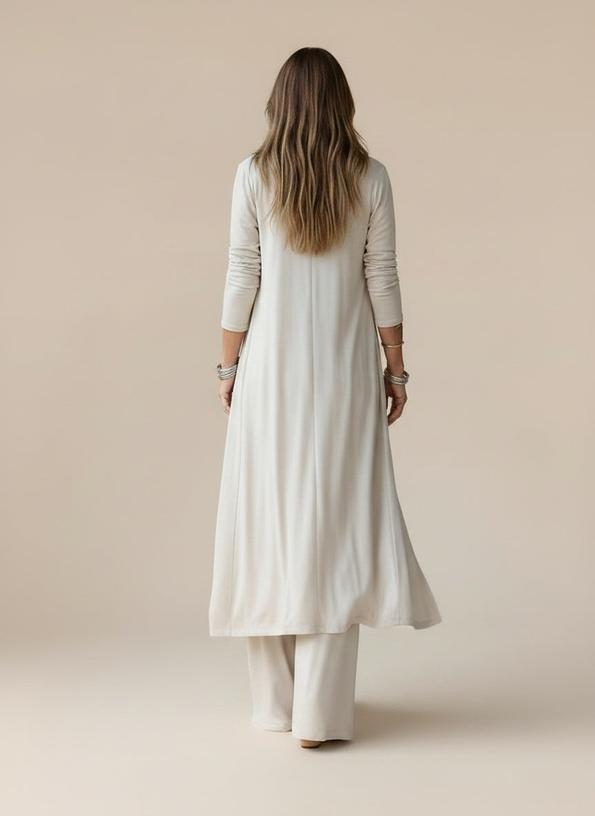 Back pose of the model wearing Driedelig ensemble voor dames – veelzijdig en tijdloos