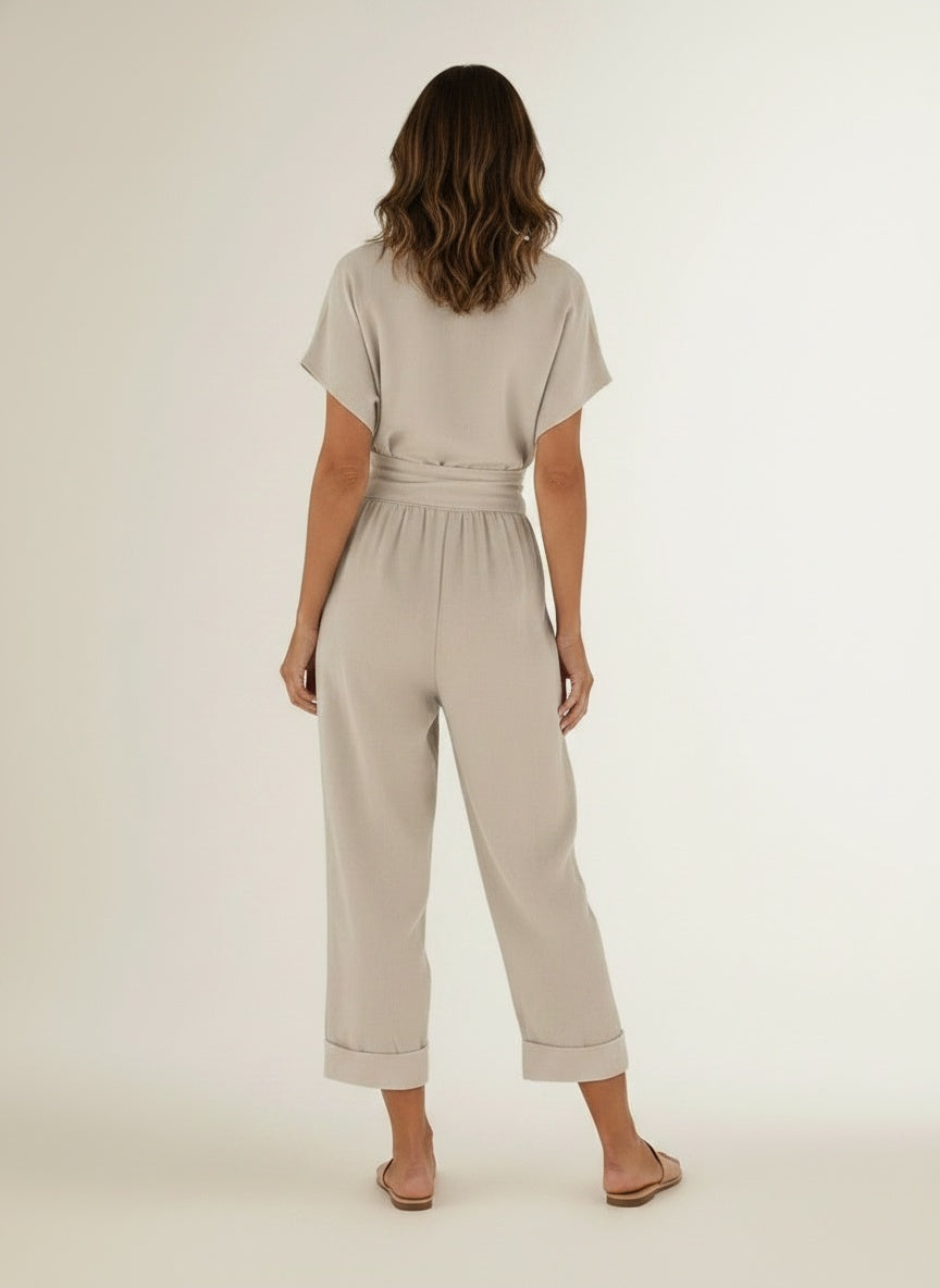 Back pose of the model wearing Twee-delige zomerset voor dames – luchtig en minimalistisch
