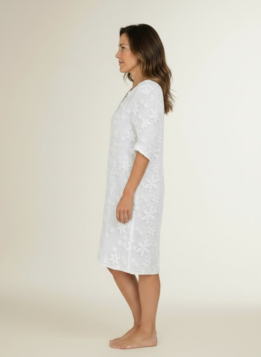 Side profile of the model wearing Mini-jurk met bloemenprint en driekwart mouwen voor dames – luchtig zomers