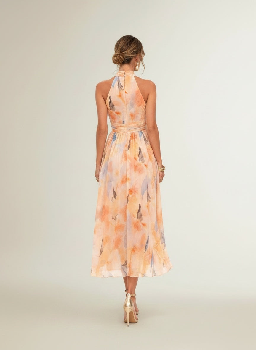 Back pose of the model wearing Maxi jurk met bloemenprint en open rug voor dames – elegant voor bruiloften