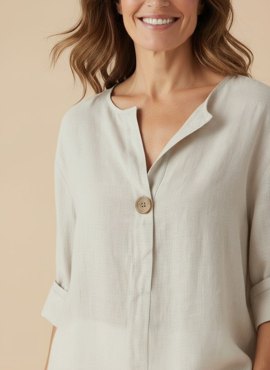 Close-up of the model wearing Linnen blouse met open kraag voor dames – luchtig en veelzijdig