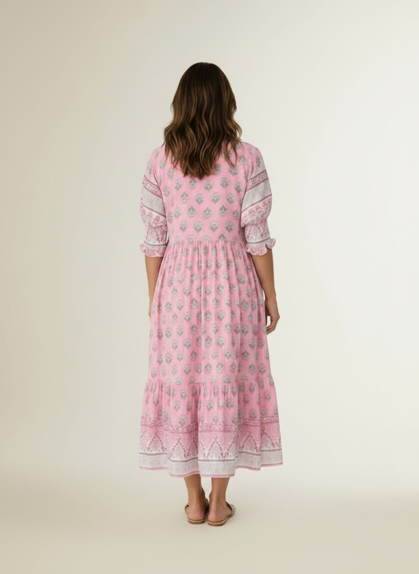 Back pose of the model wearing Maxi-jurk met V-hals en bloemenprint voor dames – bohemien en luchtig