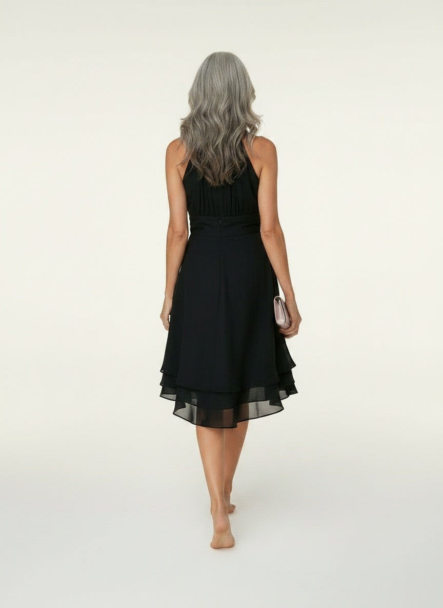 Back pose of the model wearing Midi-jurk met ruches voor dames – elegant en vloeiend