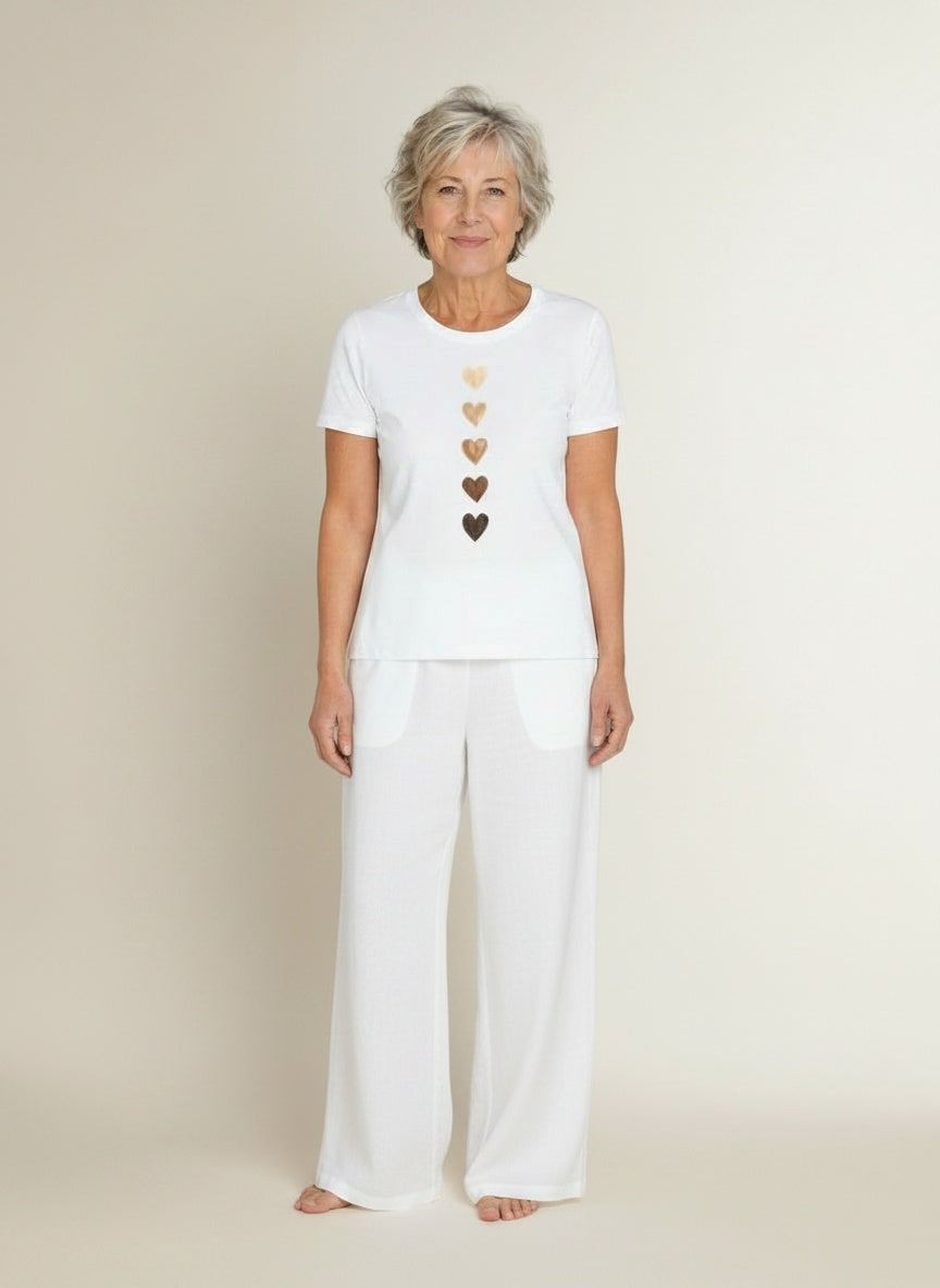 Full body view of the model wearing Wit T-shirt met korte mouwen voor dames – tijdloos en veelzijdig