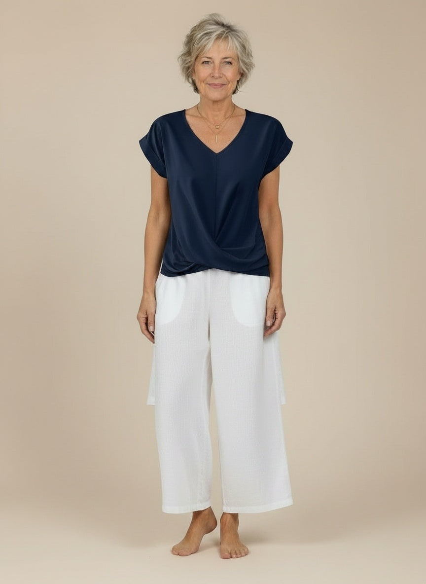 Full body view of the model wearing Top met V-hals in katoenmix voor dames – vloeiend en luchtig