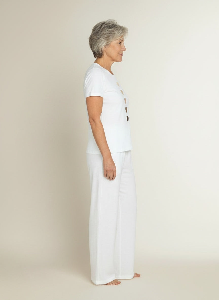 Side profile of the model wearing Wit T-shirt met korte mouwen voor dames – tijdloos en veelzijdig