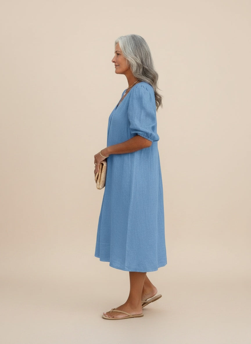 Side profile of the model wearing Linnen zomerjurk met V-hals voor dames – recht en luchtig