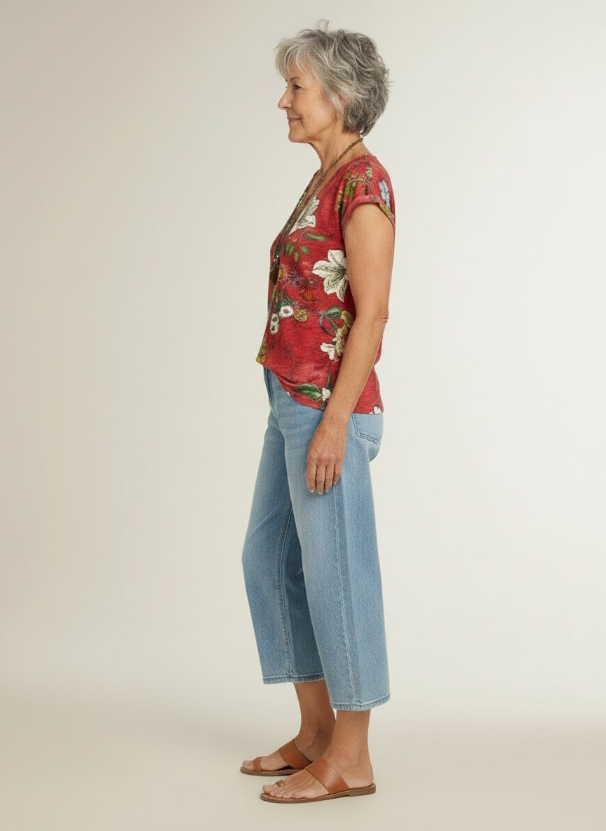 Side profile of the model wearing T-shirt met V-hals en bloemenprint voor dames – vloeiend en kleurrijk