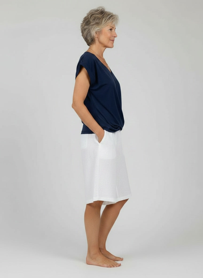 Side profile of the model wearing Top met V-hals in katoenmix voor dames – vloeiend en luchtig