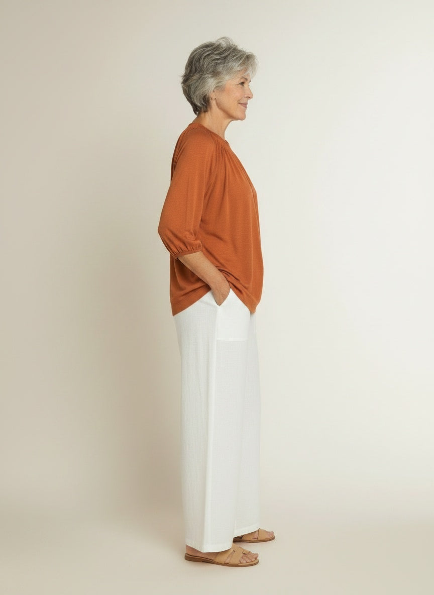 Side profile of the model wearing T-shirt met ronde hals en driekwart mouwen voor dames