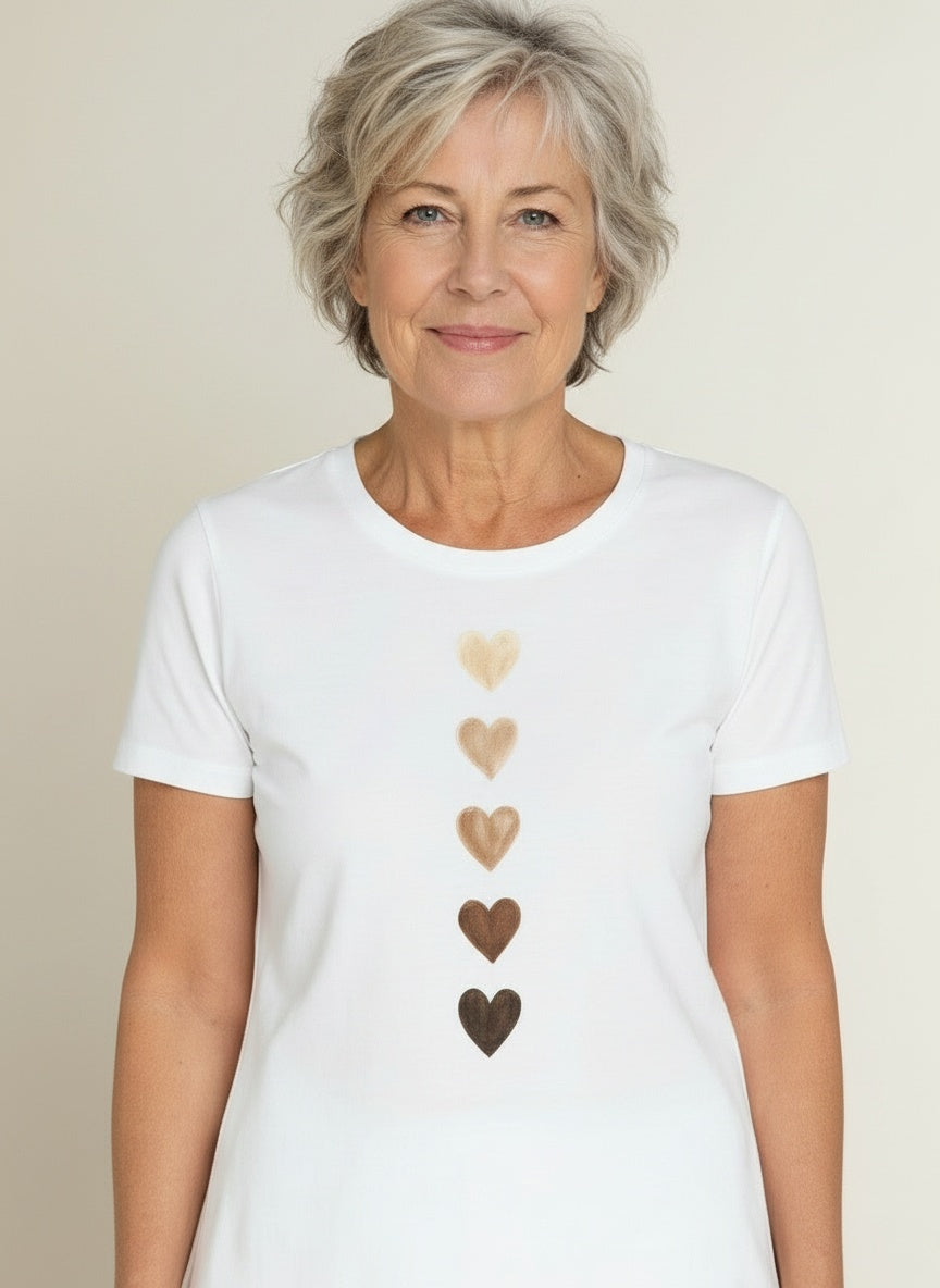 Close-up of the model wearing Wit T-shirt met korte mouwen voor dames – tijdloos en veelzijdig