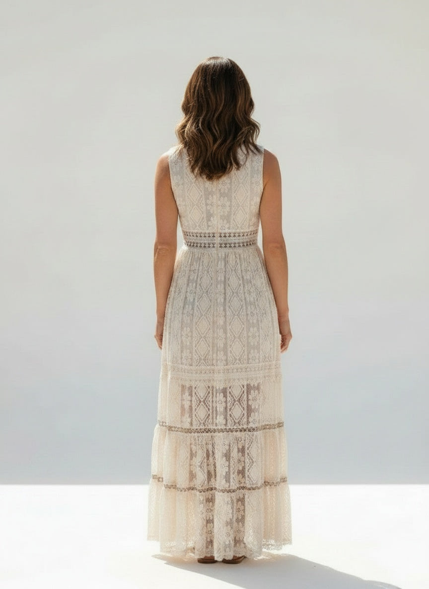 Back pose of the model wearing Maxi-jurk van kant met V-hals voor dames – bohemien en vloeiend