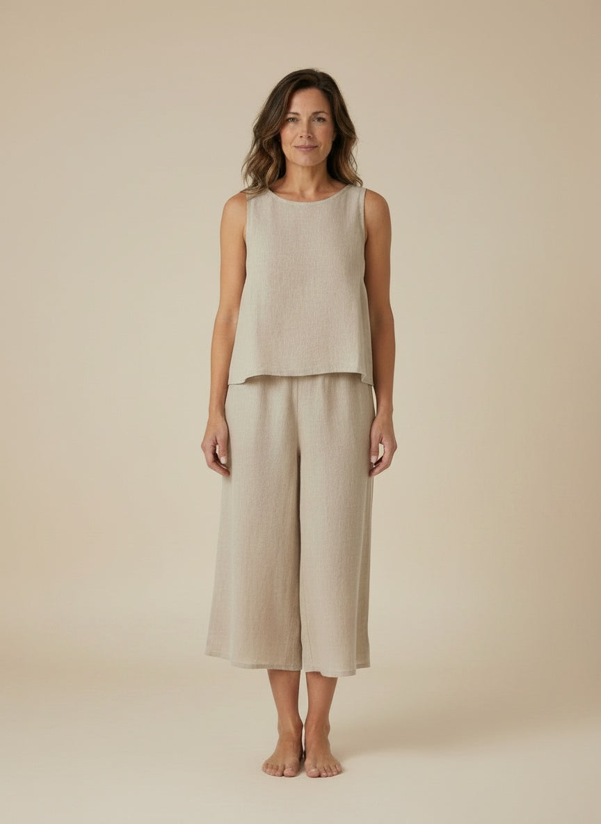 Full body view of the model wearing Zomerse twee-delige set met mouwloze top en broek voor dames