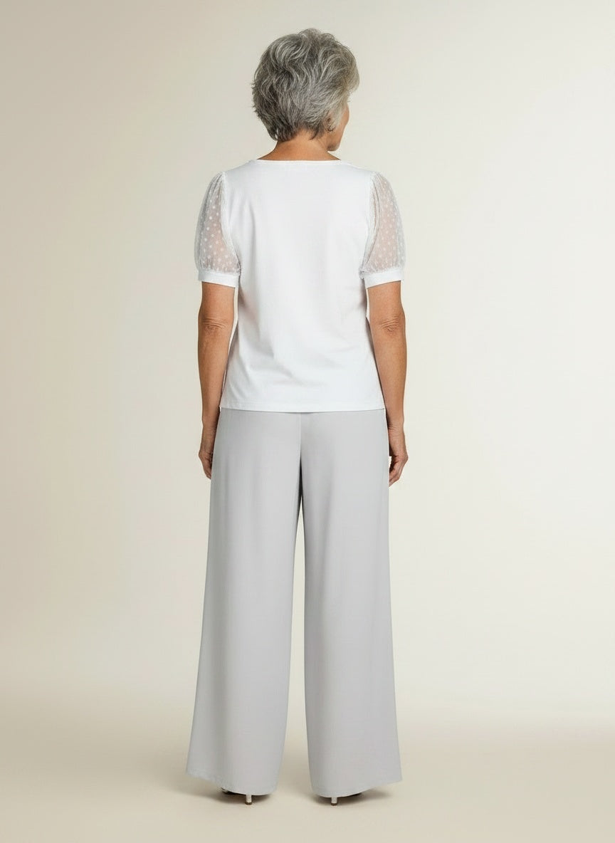 Back pose of the model wearing Top met V-hals voor dames – vrouwelijk en veelzijdig