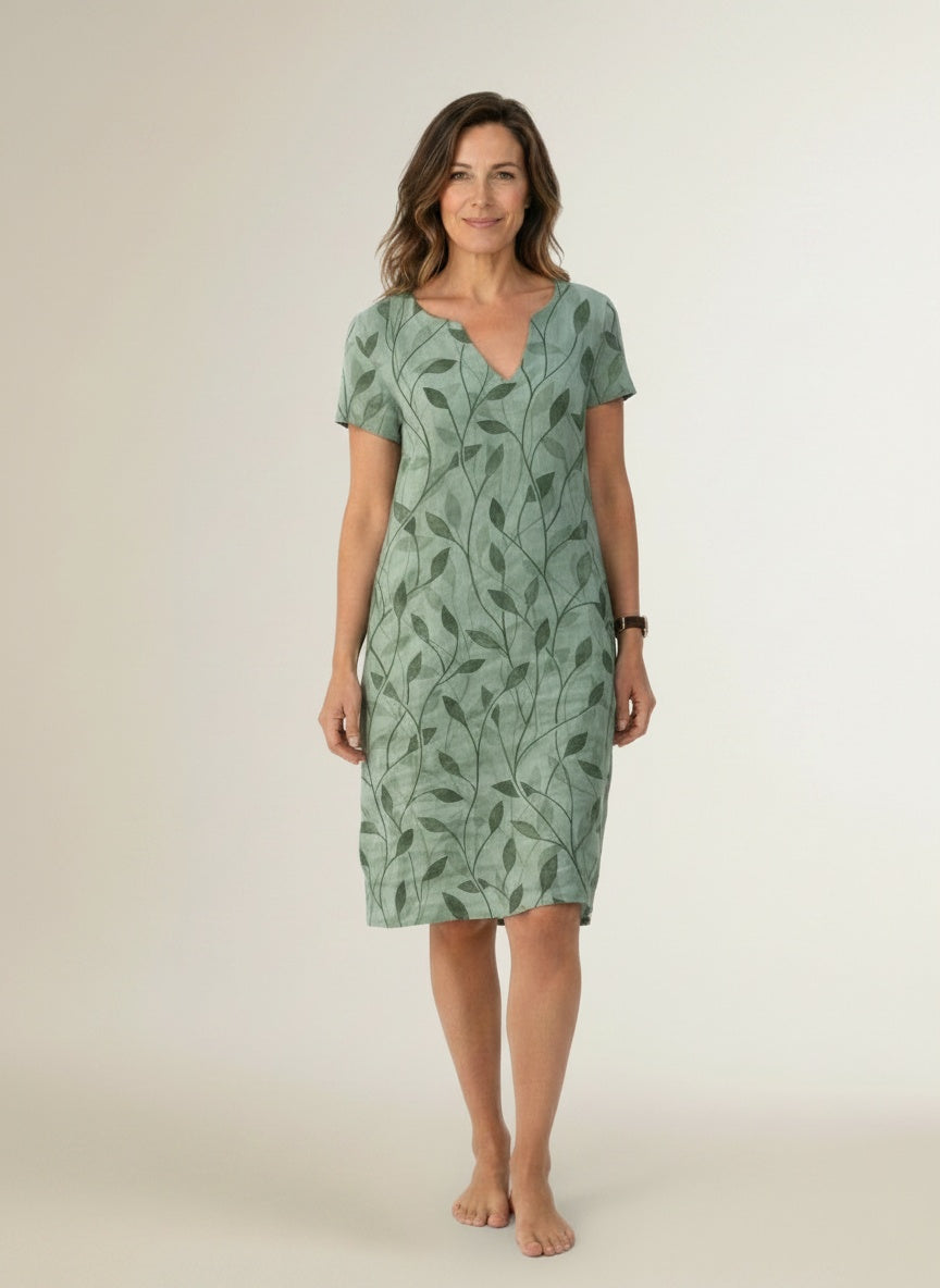 Full body view of the model wearing Midi-jurk met V-hals en bladprint voor dames – vloeiend en veelzijdig