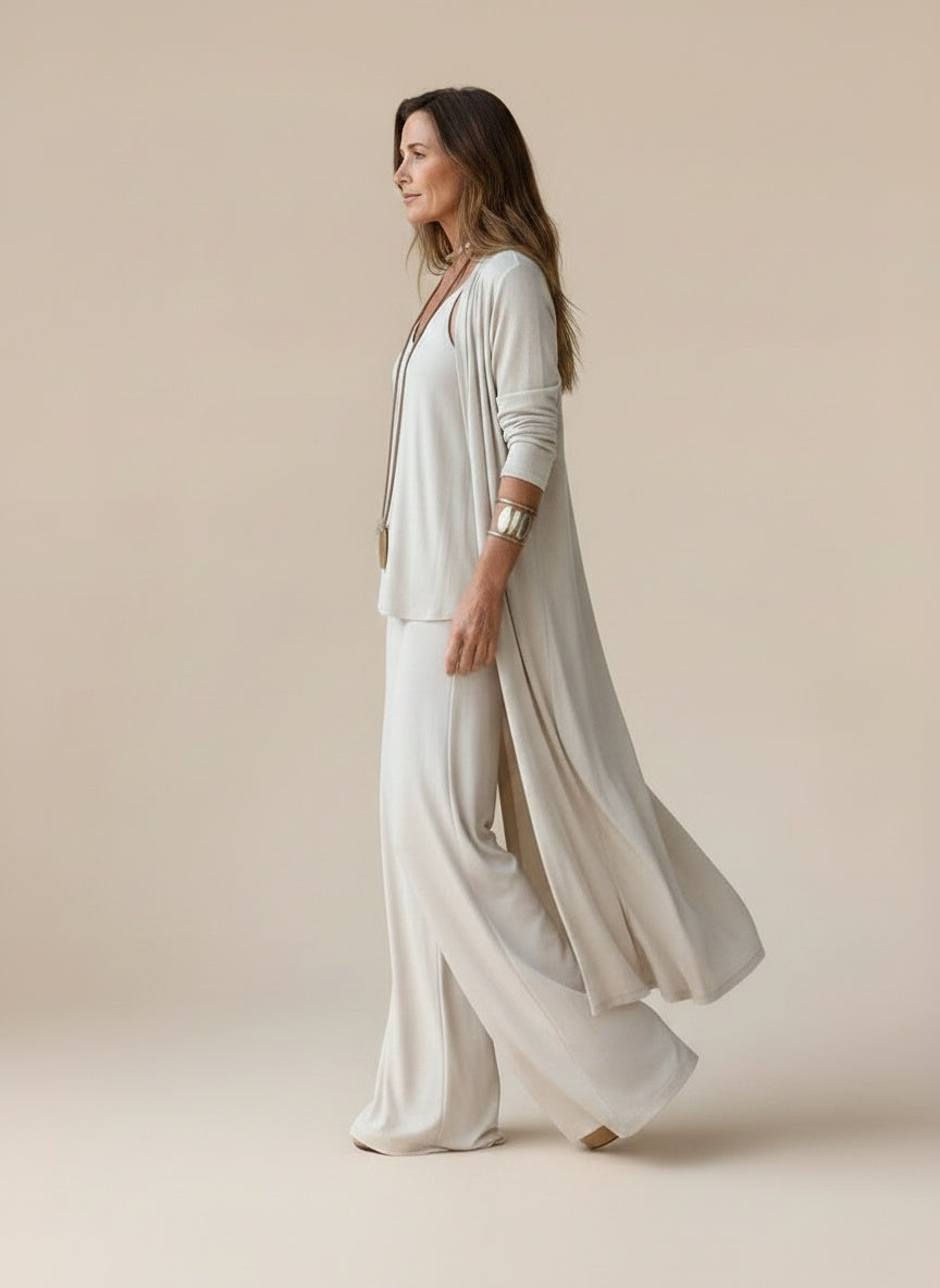 Side profile of the model wearing Driedelig ensemble voor dames – veelzijdig en tijdloos