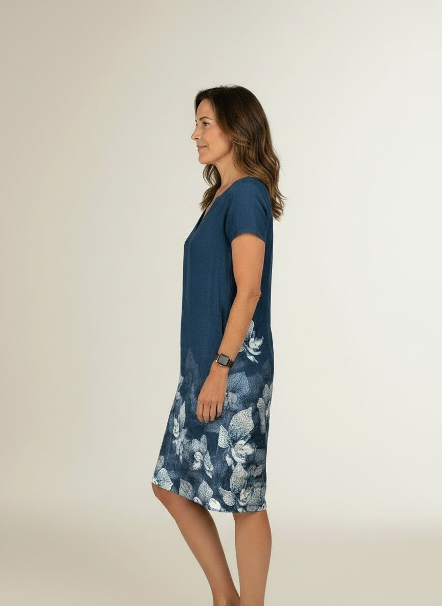 Side profile of the model wearing Mini-jurk met bloemenprint en korte mouwen voor dames – zomers en licht