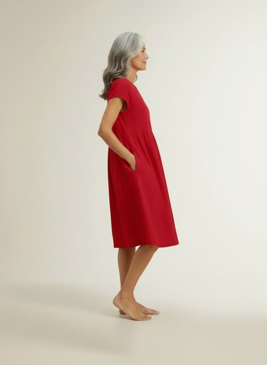 Side profile of the model wearing Midi zomerjurk met korte mouwen voor dames – luchtig en tijdloos