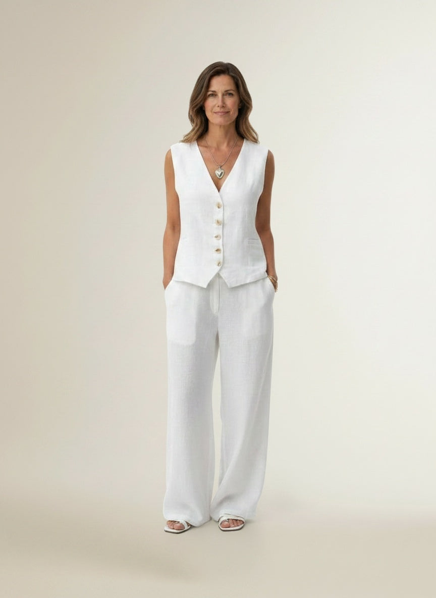 Full body view of the model wearing Tweedelig ensemble met vest voor dames – luchtig en verfijnd