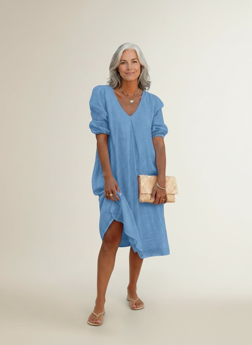 Full body view of the model wearing Linnen zomerjurk met V-hals voor dames – recht en luchtig