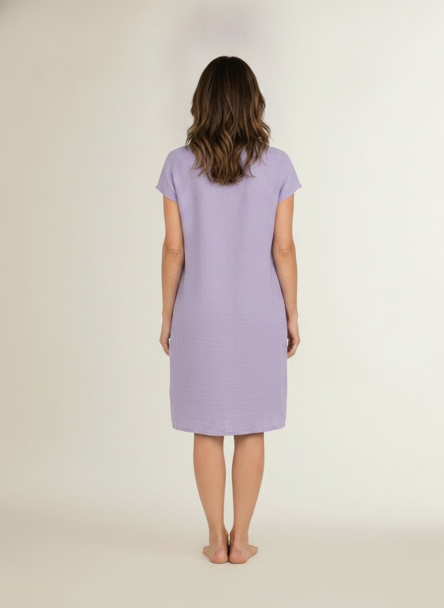 Back pose of the model wearing Mini avondjurk met korte mouwen voor dames – elegant en verfijnd