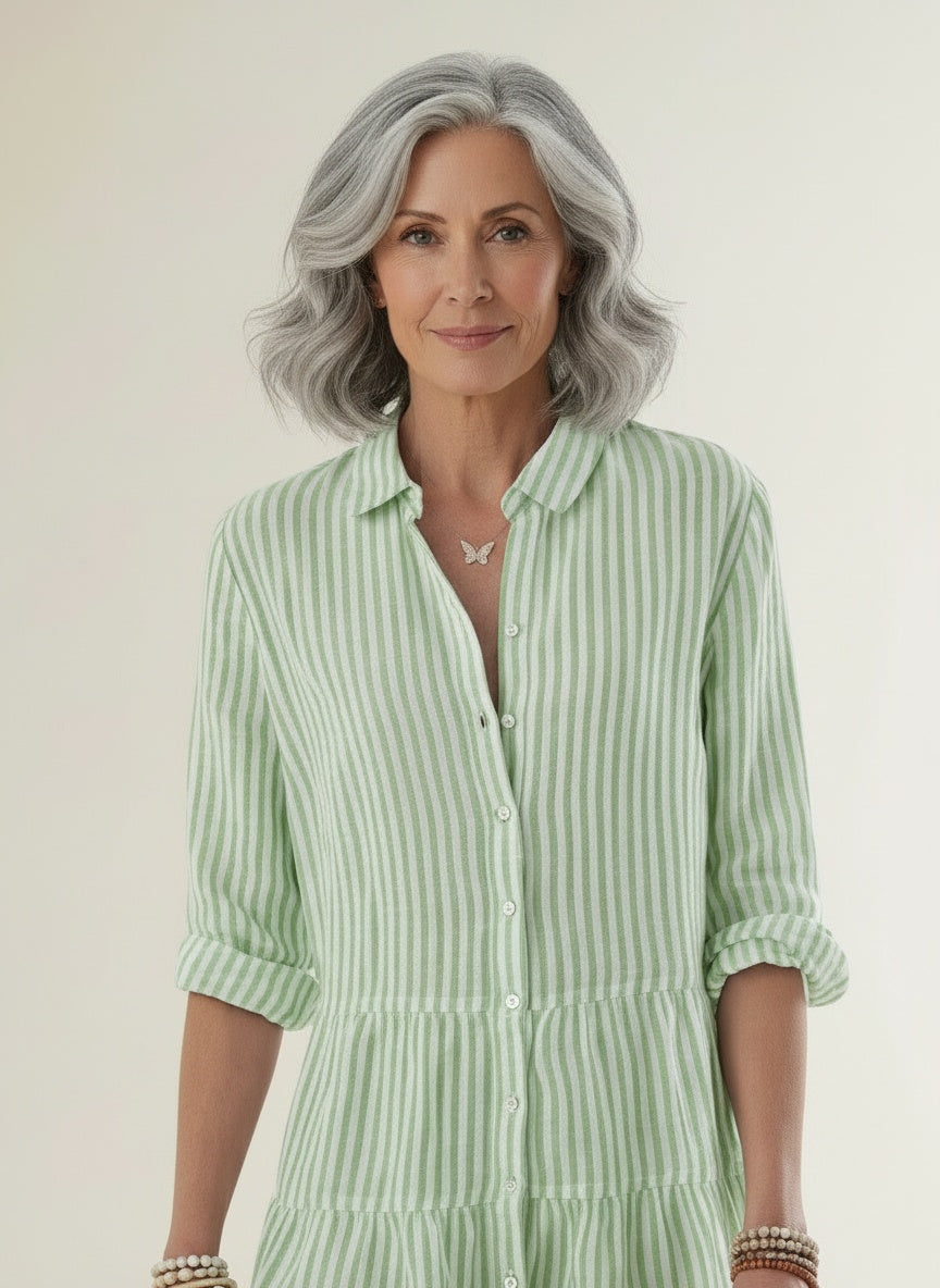 Close-up of the model wearing Gestreepte midi-jurk voor de zomer voor dames