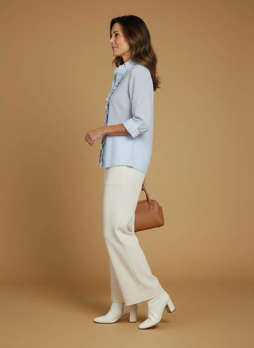 Side profile of the model wearing Blouse met ruffles en lange mouwen voor dames – vrouwelijk en veelzijdig