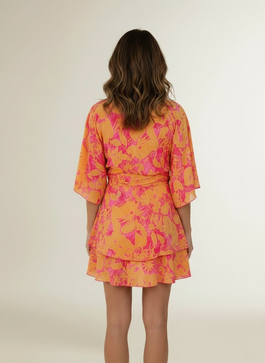 Back pose of the model wearing Korte boheemse jurk voor dames – vrij en comfortabel