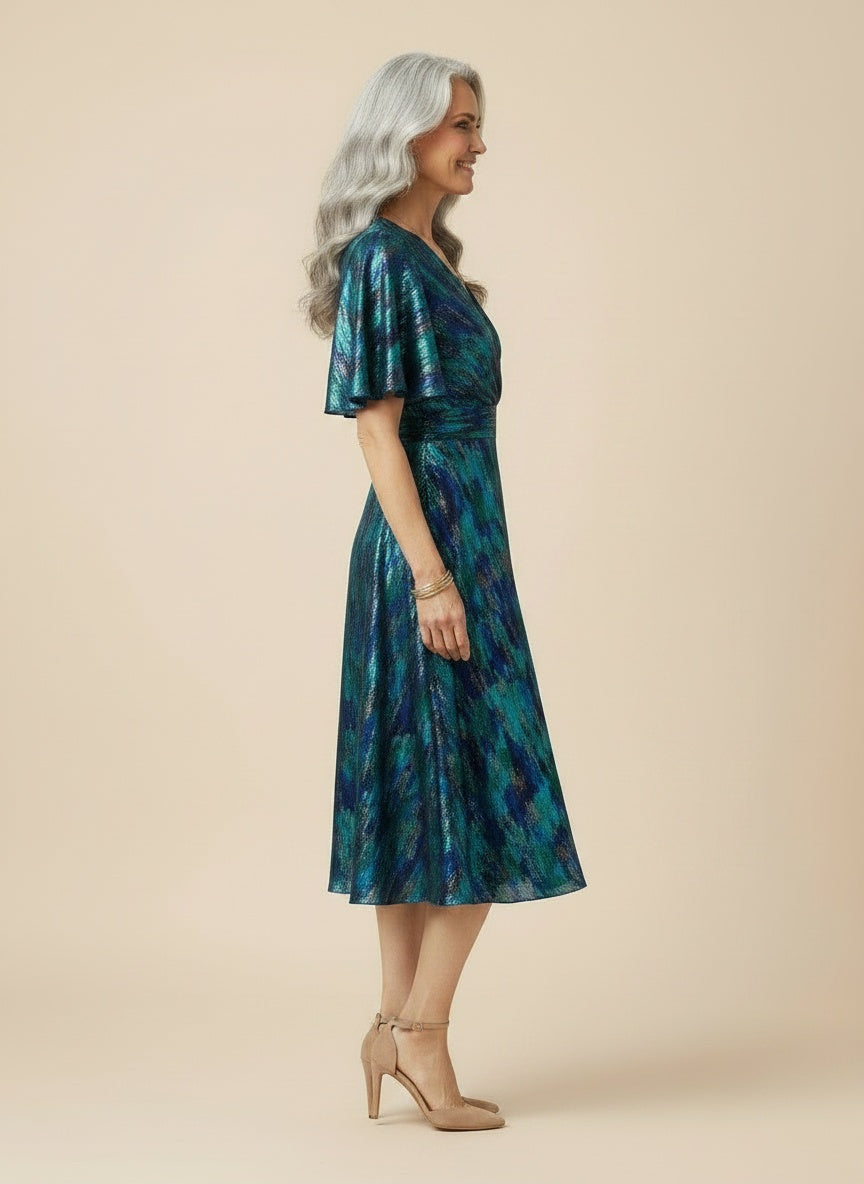 Side profile of the model wearing Midi zomerjurk met V-hals en bloemenprint voor dames