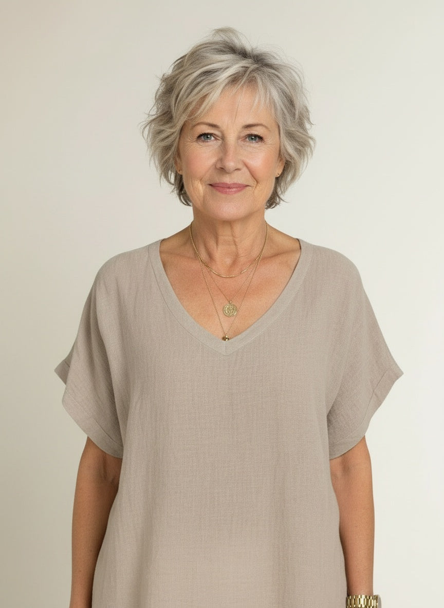Close-up of the model wearing T-shirt met V-hals voor dames – zacht en luchtig