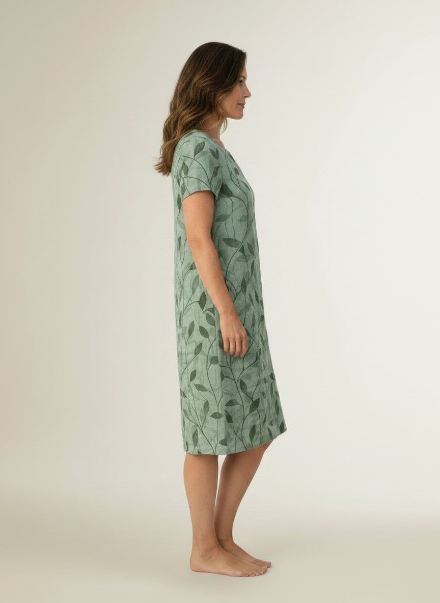Side profile of the model wearing Midi-jurk met V-hals en bladprint voor dames – vloeiend en veelzijdig