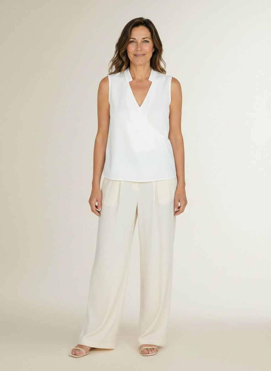 Full body view of the model wearing Top met V-hals voor dames – licht en zomers