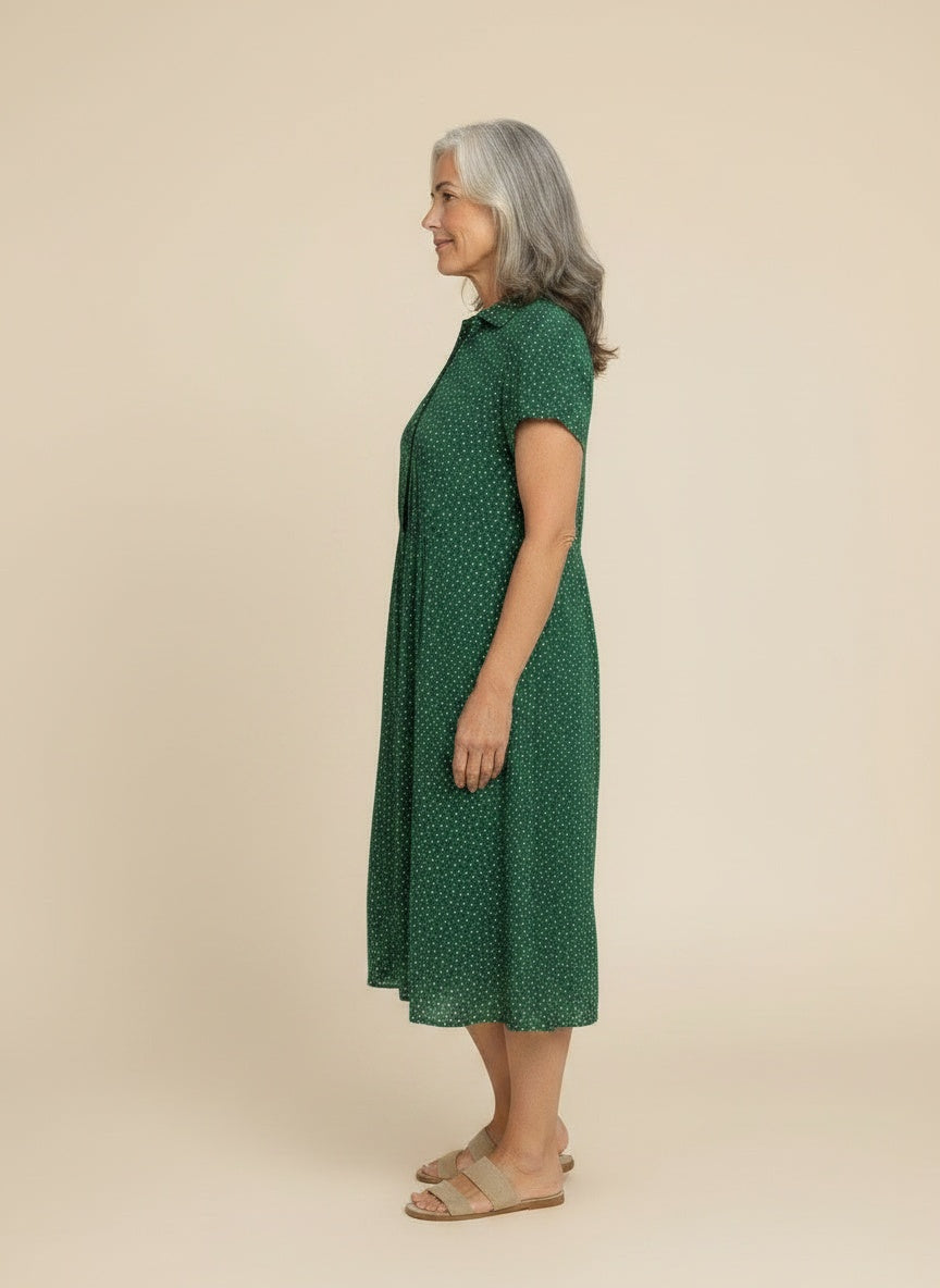 Side profile of the model wearing Midi overhemdjurk voor dames met korte mouwen – veelzijdig