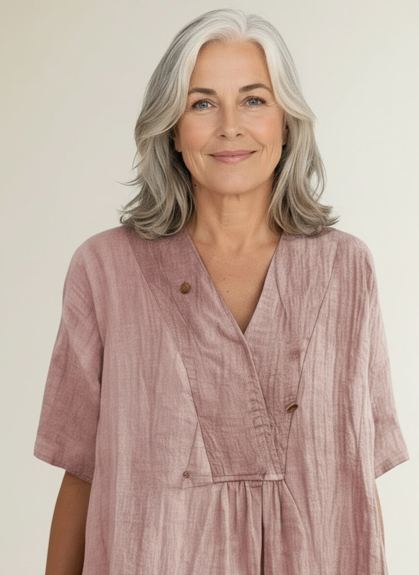 Close-up of the model wearing Midi-jurk van linnen en katoen voor dames – fris en veelzijdig