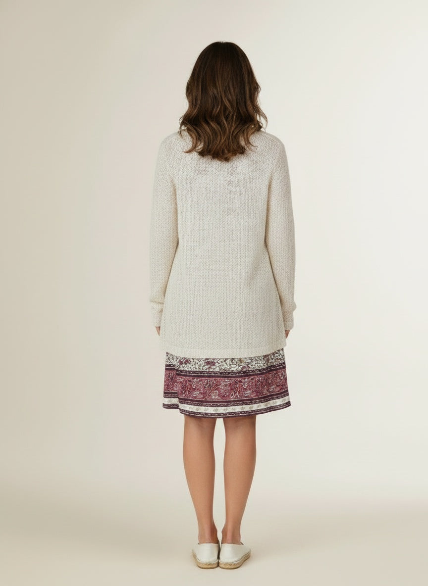 Back pose of the model wearing Mini strandjurk met V-hals voor dames – mouwloos en luchtig