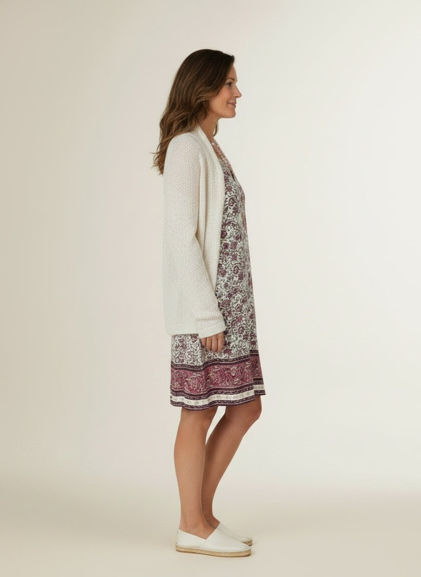 Side profile of the model wearing Mini strandjurk met V-hals voor dames – mouwloos en luchtig
